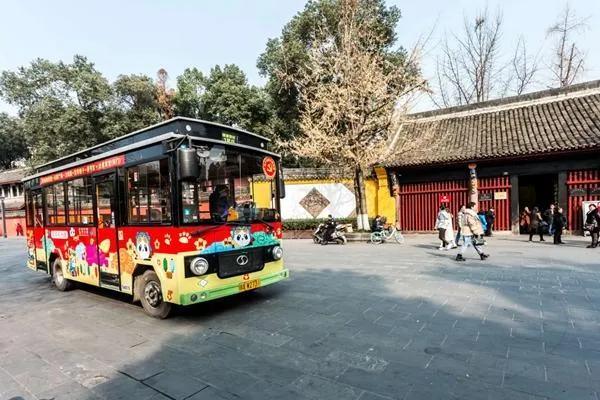 成都一些很有意思的特色公交车。
这些公交车大多是旅游专线，或者服务于大型公交车无