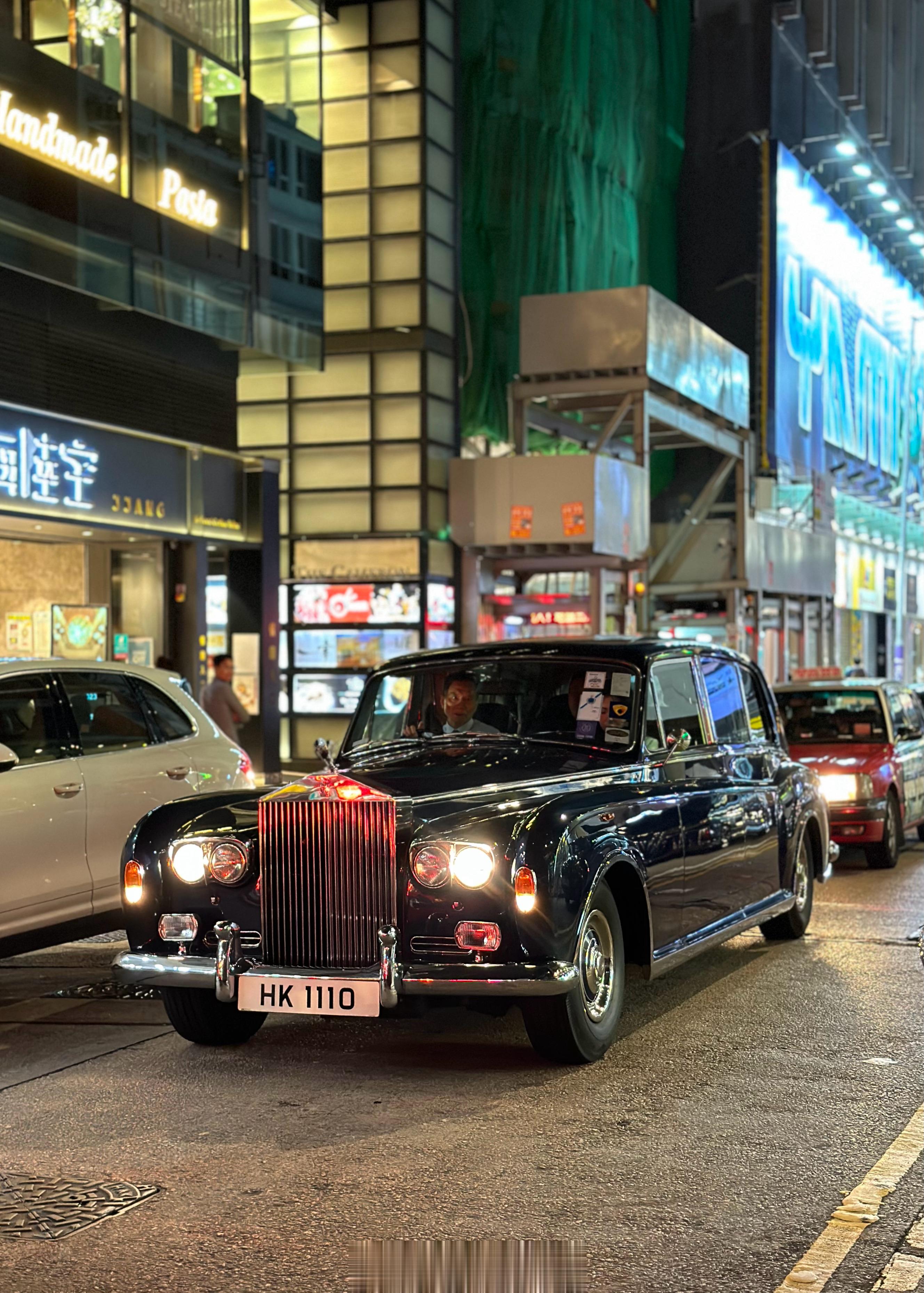  去年年底行走于铜锣湾时代广场街头的第六代劳斯莱斯幻影Rolls-Royce P