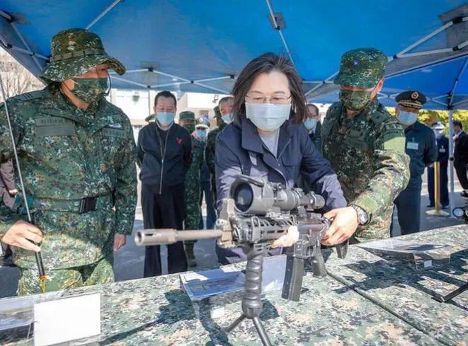 蔡英文拿着机枪直言：两岸关系的选项绝非兵戎相见，那么你拿枪做什么、作秀吗？
春季