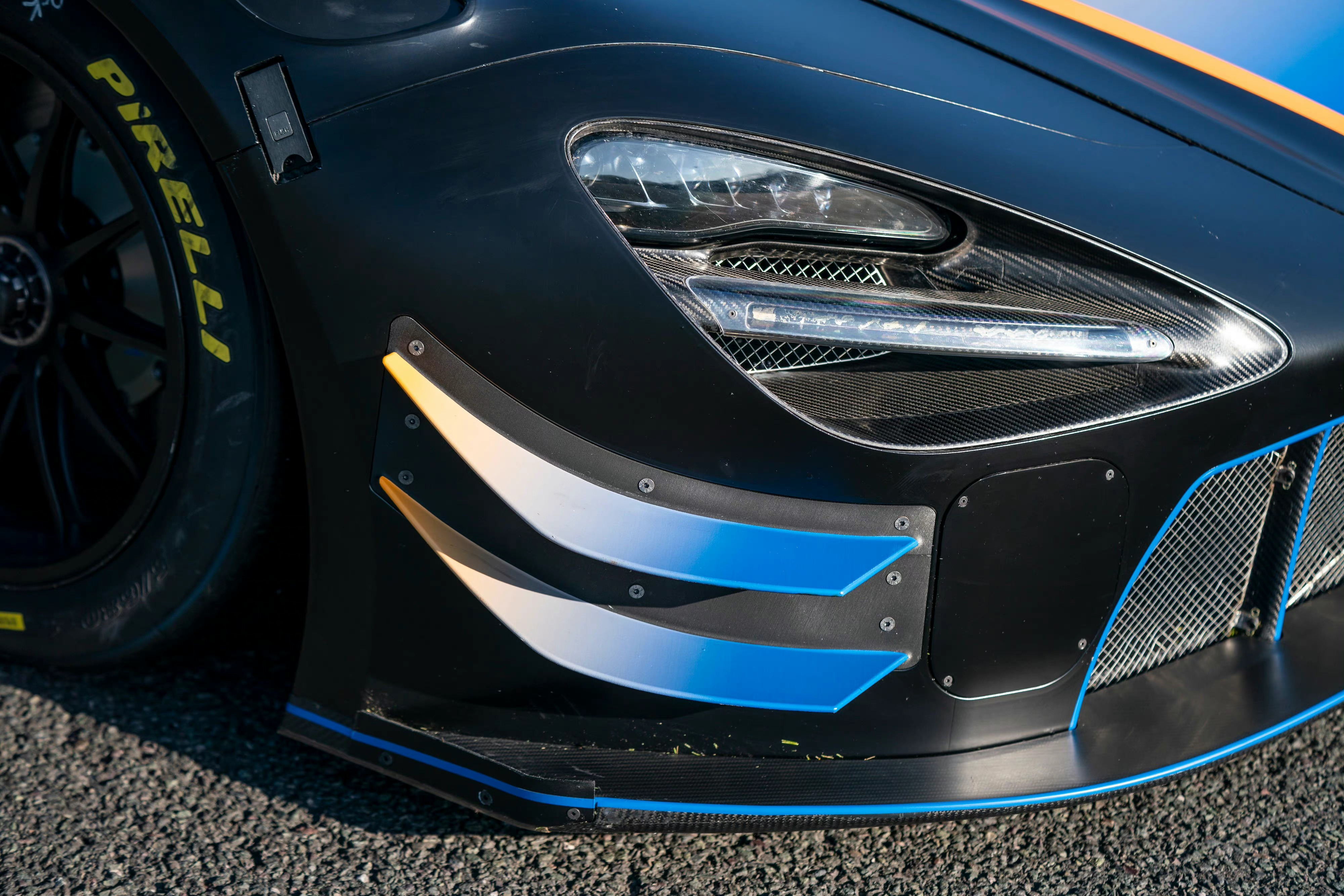 迈凯伦720 GT3 EVO 相比老款车型优化了空气动力组件，目前国内迈凯伦GT