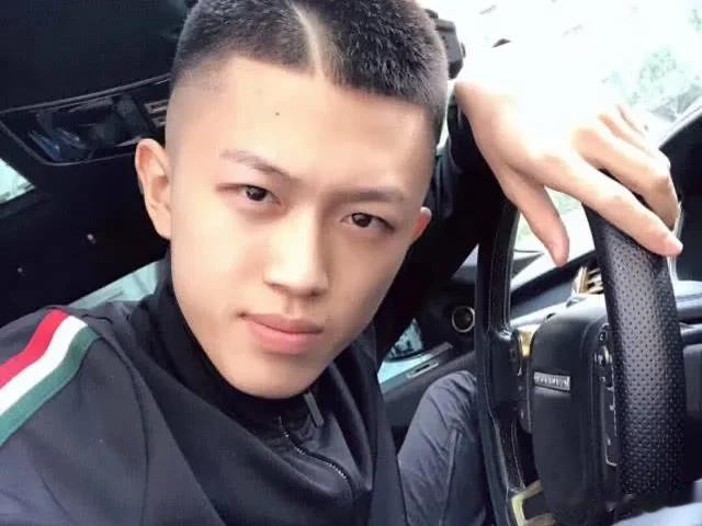 牌牌琦小号直播掐重点：健身目标朴宰范，康纳，陈冠希。25号去宁波参加赛车比赛。 