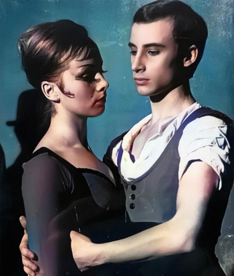 #历史那些事[超话]#大学时，共青团员普京是国标舞高手。这是他和大学同学埃琳娜正