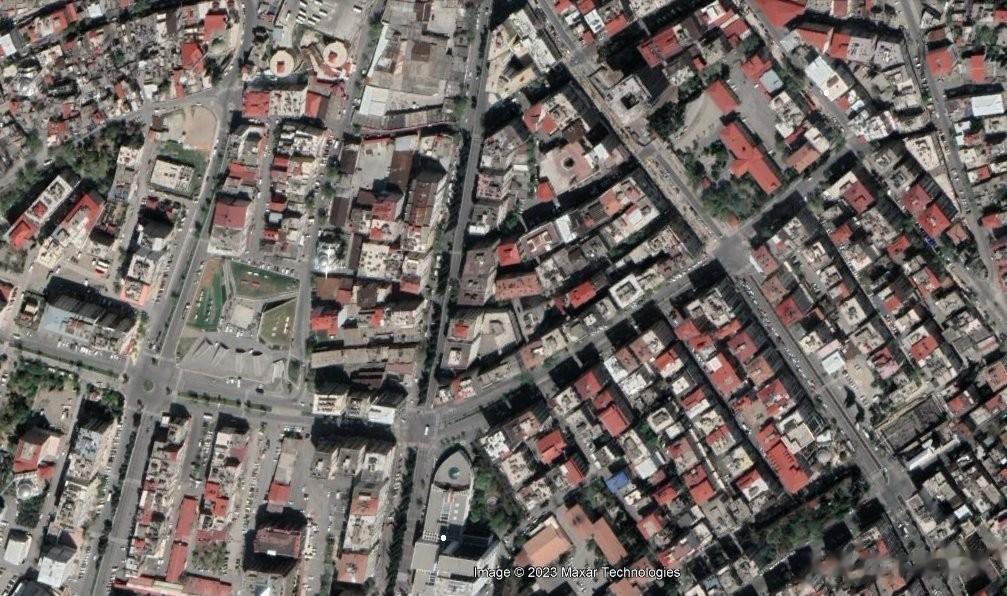土耳其发生的地震的主要中心Kahramanmaraş 的卫星照片，之前/之后可见