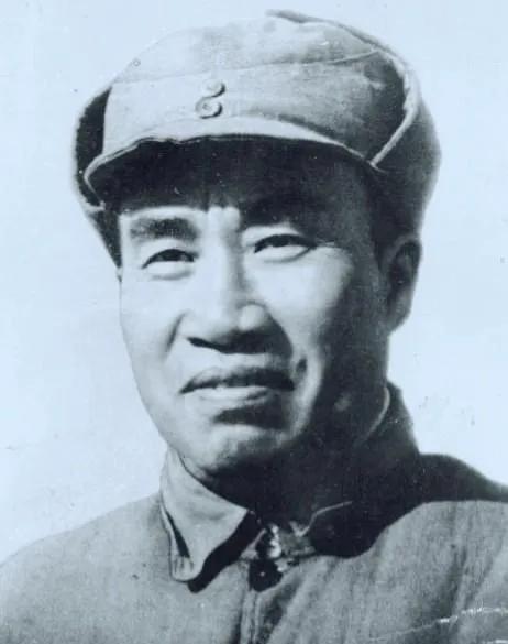 朱德为了革命东奔西跑，儿子朱琦从出生一直在老家长大，他们已经很多年没有见面了。1