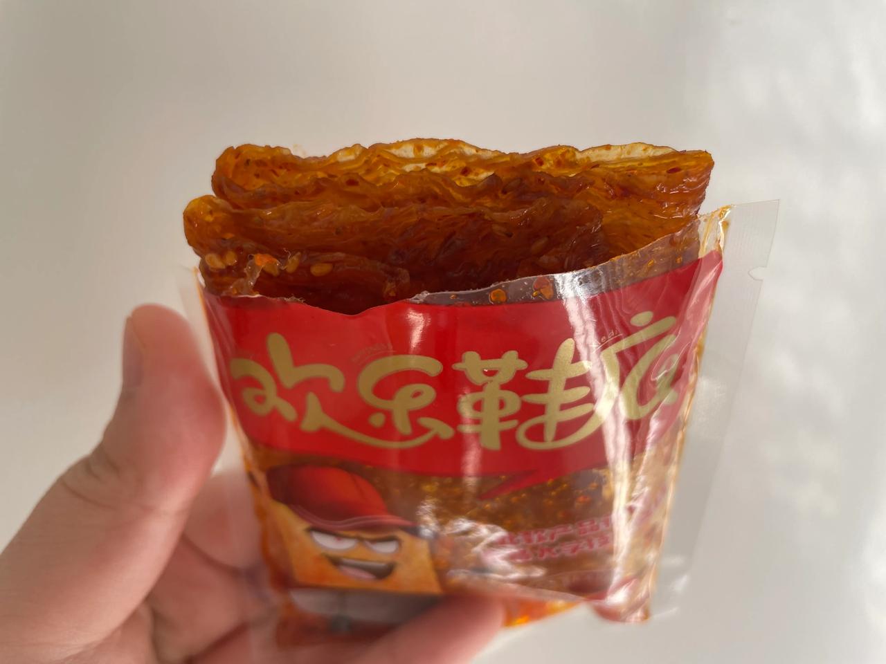 江西的辣条很适合作为四川人的我，它的味道是咸辣味的，开始吃进嘴里还不会感觉到辣味