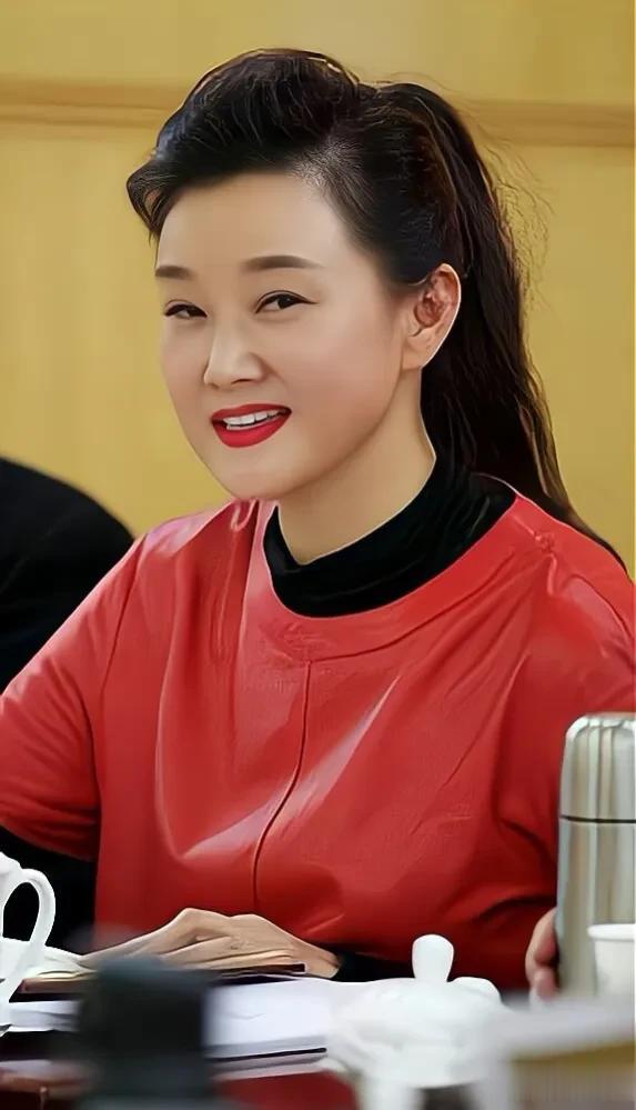 宋祖英也太美了吧，国泰民安的脸真
是！