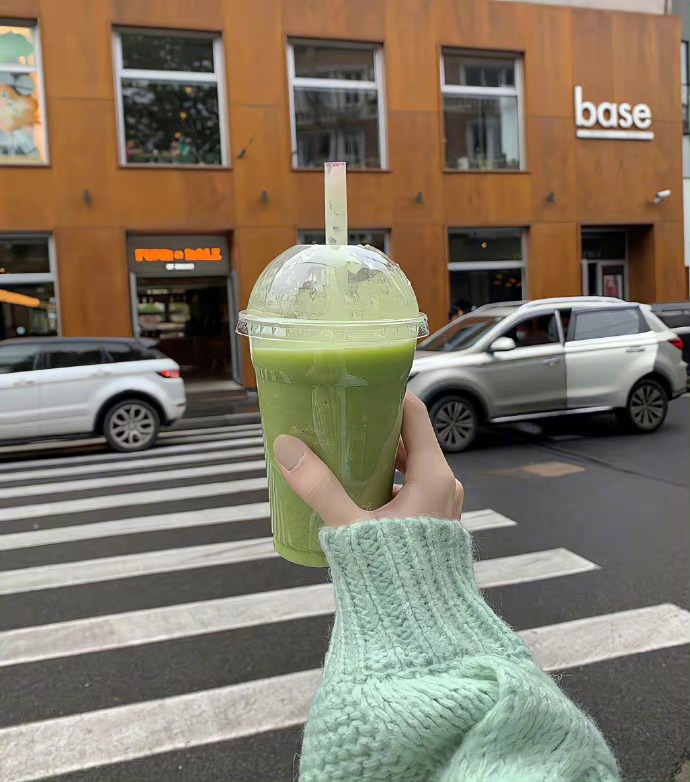  原来爱笑的人也会偷偷哭泣，为什么救得了别人却救不了自己。 ​​​