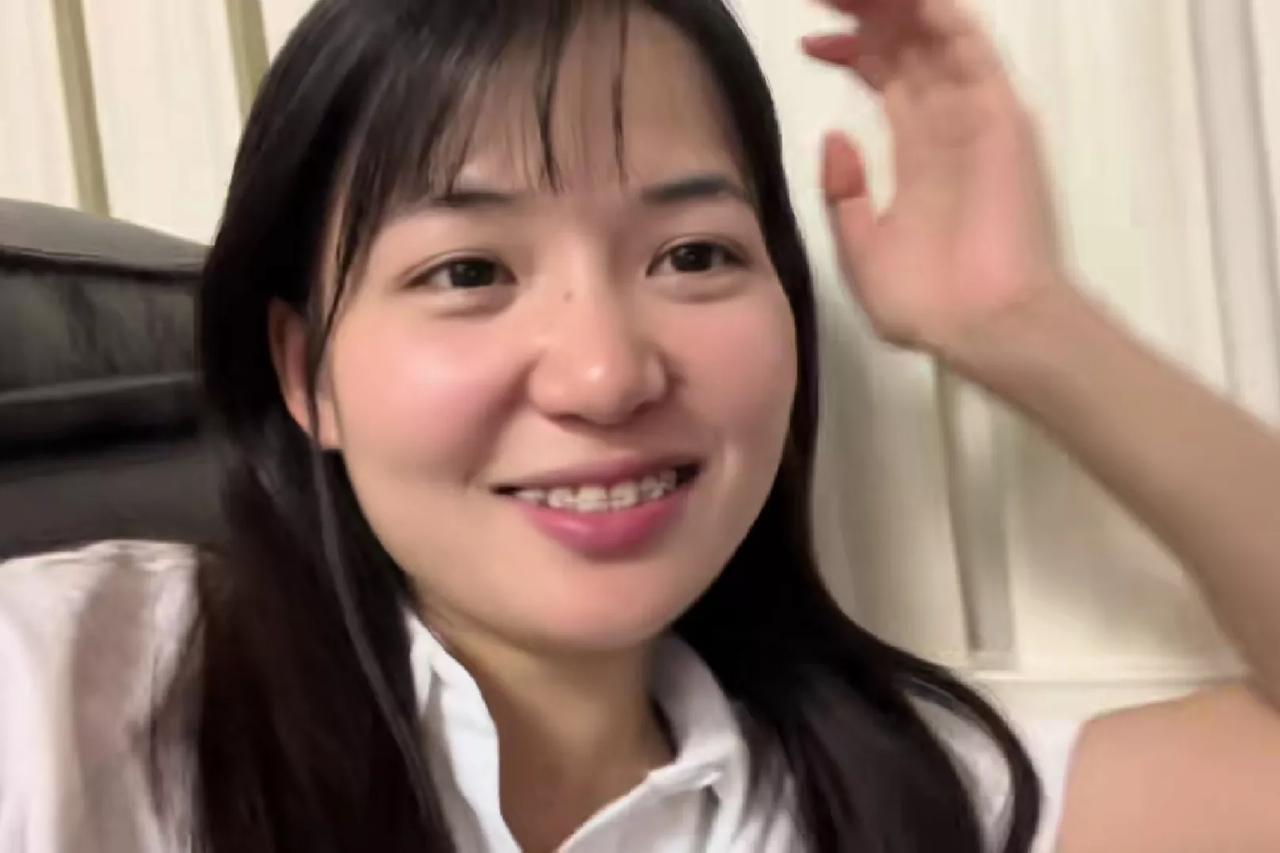 女孩去男性朋友家里玩，却因突发的疫情被困住。在朝夕相处的第24天后，男孩终于忍不
