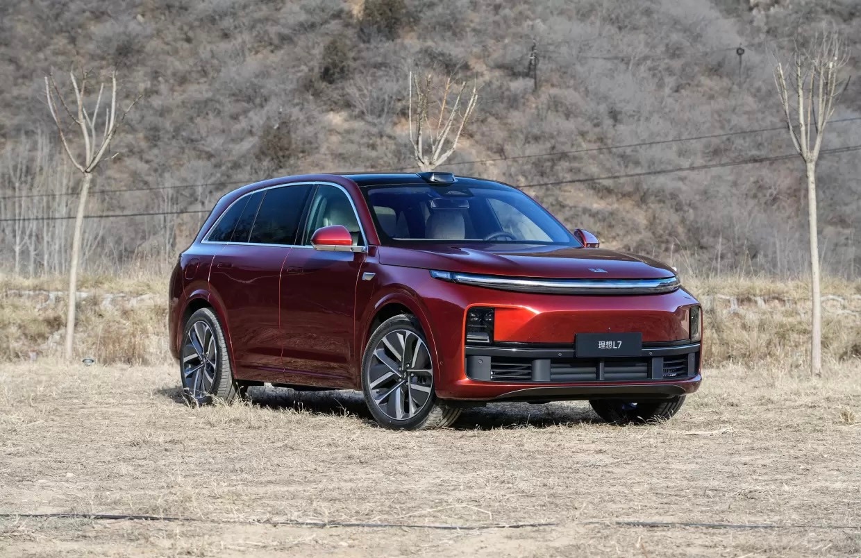 理想L7今晚上去了，定位是属于增程式中大型级别SUV，轴距与L8相同，尺寸也基本