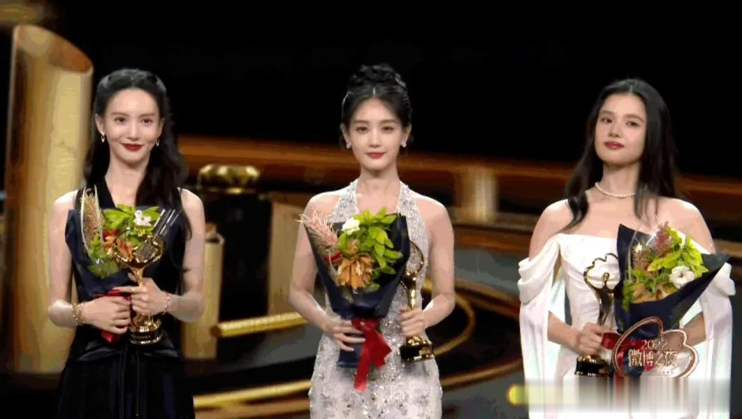 正常人的骨架都像右3张婧仪这样的！不能说张婧仪骨架大，只能说其他女明星们骨架太小