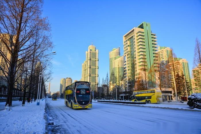 朝鲜新型二层公共汽车在首都大街上奔驰。
从去年12月起，新型二层公共汽车在首都大
