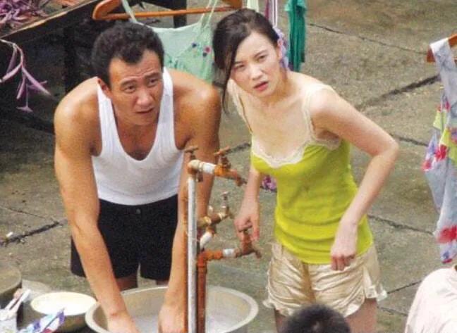 宋佳片场抽烟被拍，手指夹烟眼神迷离，网友调侃：一看就是老手！

不得不说，演啥像
