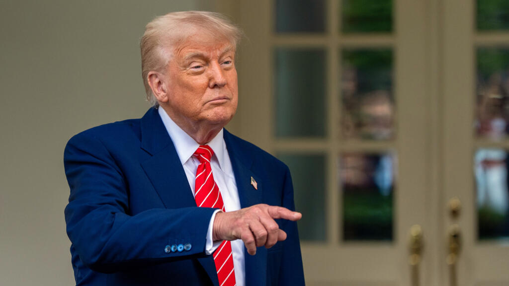 特朗普在接受采访时称，将百分之百兑现对反对其控制格陵兰岛的欧洲八国加征关税的威胁