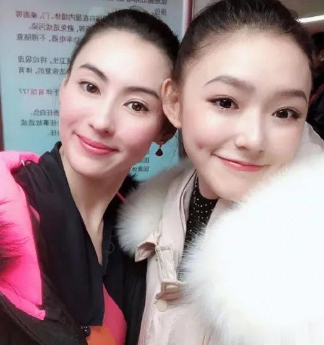 不愧是公认的大美女！这么一看，两人还挺像的！

虽然中间相差了16岁，但两人在一