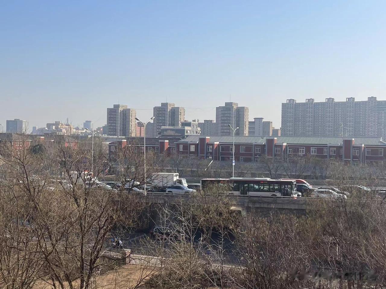 没到正月十五，北京路上的车流量