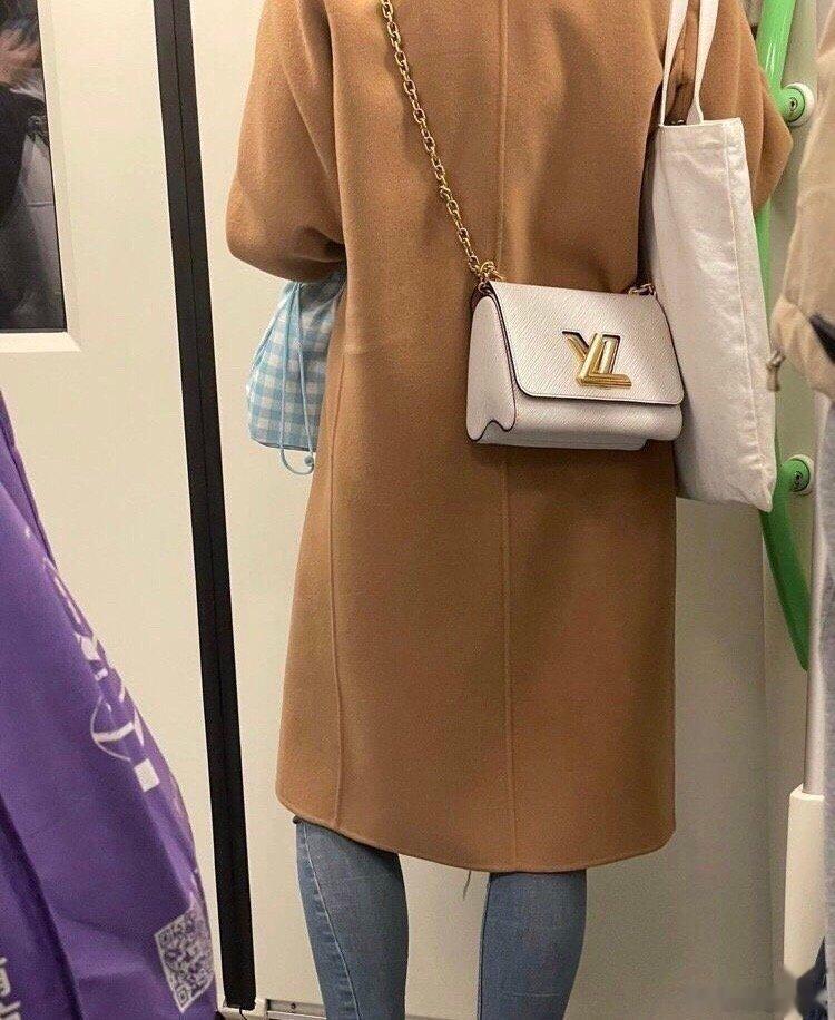 网友：为什么地铁上能碰到这么多穿奢侈品背名牌包的小白领 如果有这个经济实力为什么