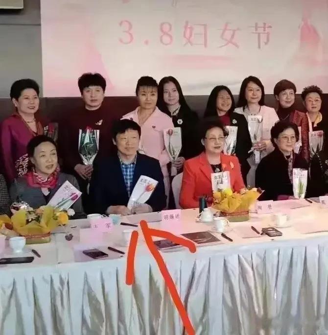 这个人果然在哪都混得开[泪奔]可进可退，可左可右，可咸可甜，可man可lady[