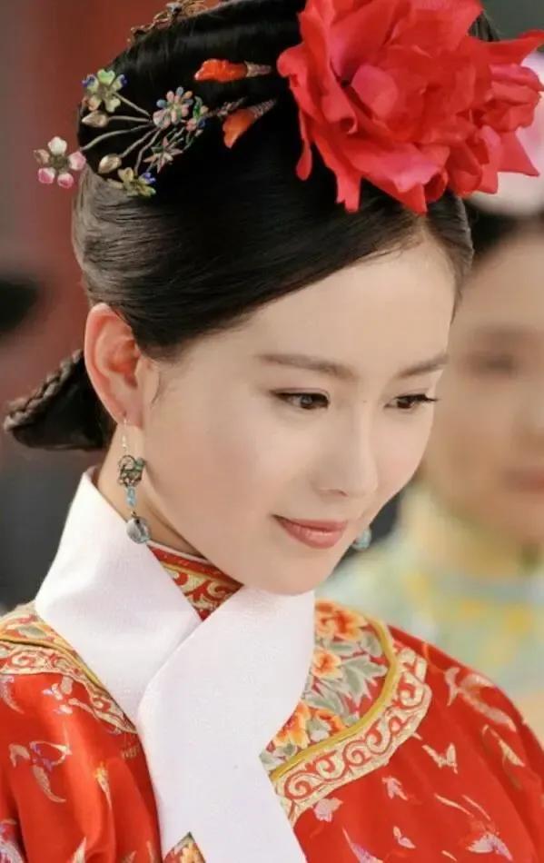 太奇怪了！大家觉得她到底有什么变化没有？

以前的她 VS 现在的她。

分明她