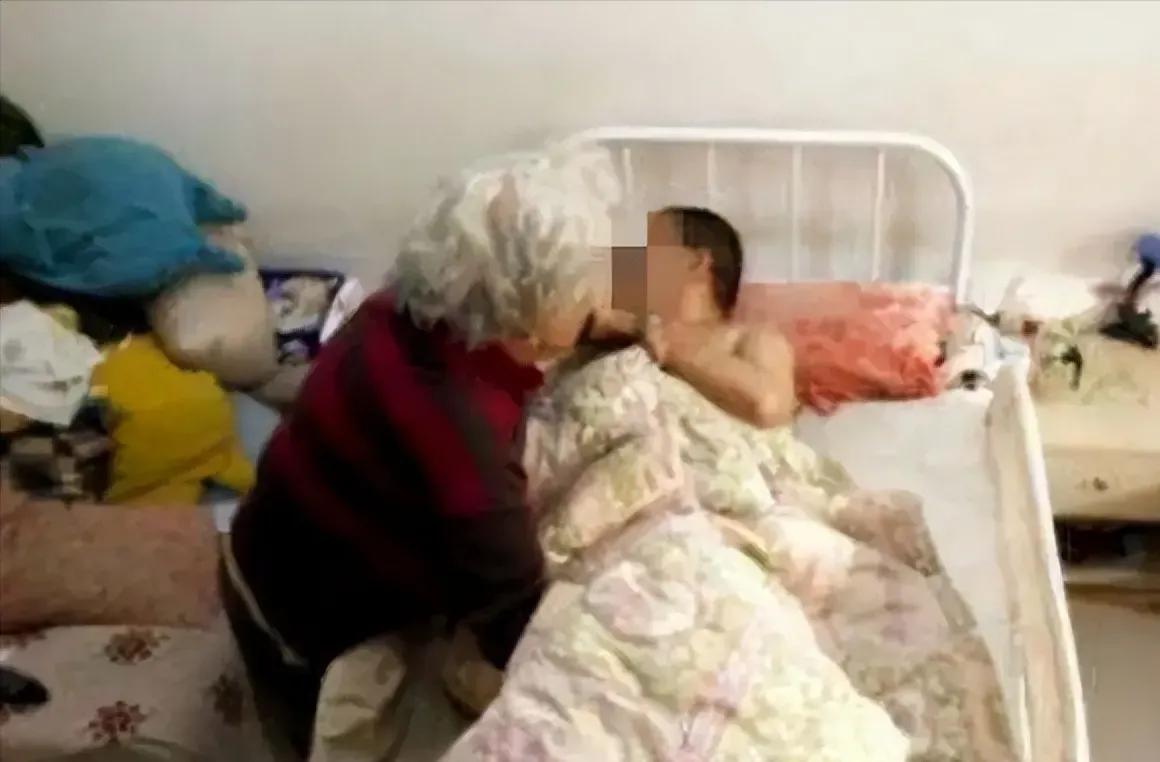 “儿子，喝下去就不苦了！”广东一83岁老母亲，竟然毒死了自己的儿子。事后，老人亲