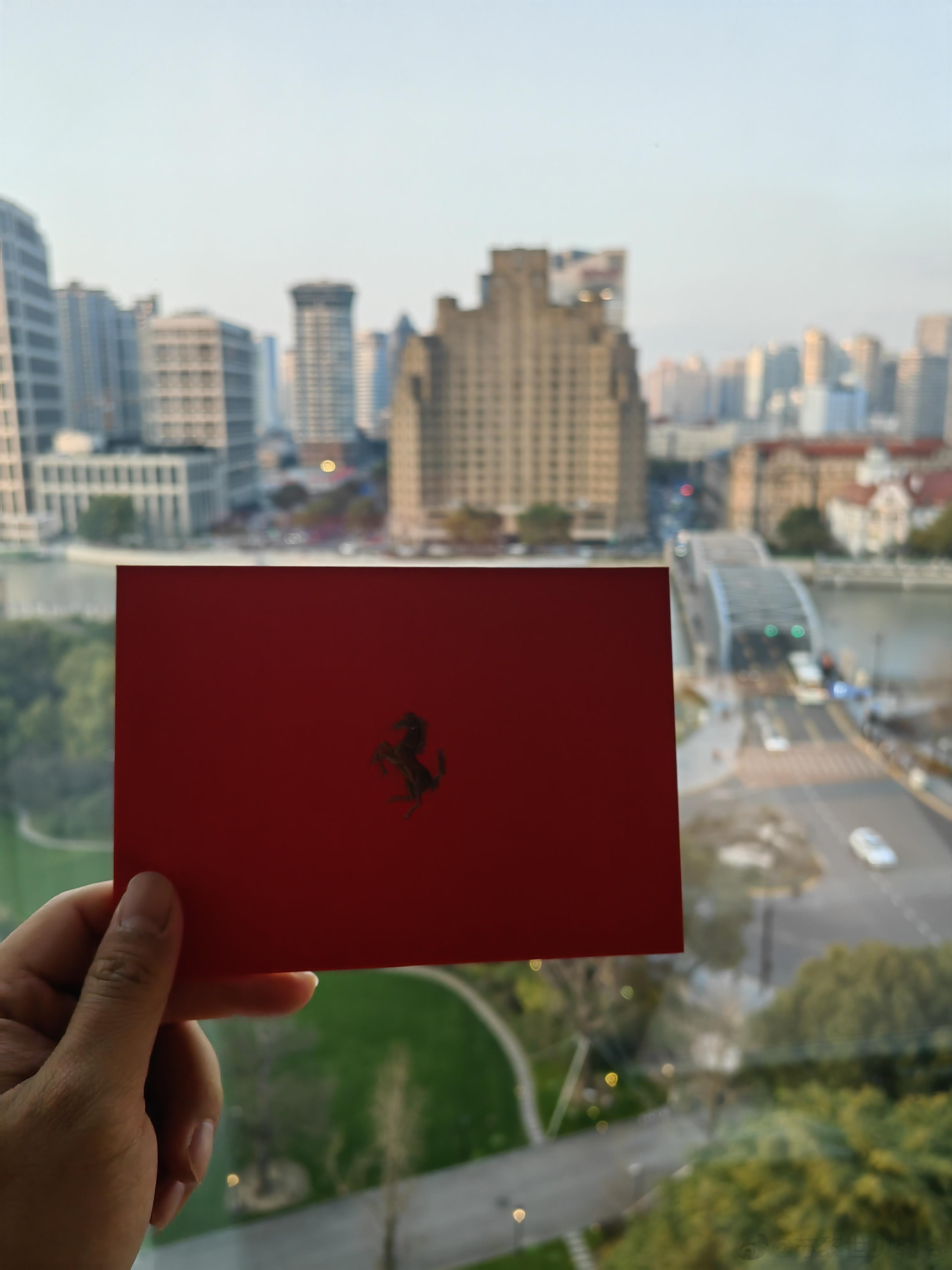 瞬移一下，参加一个需要穿正装的重要活动[喵喵]#汽车资讯##豪车超跑##法拉利中