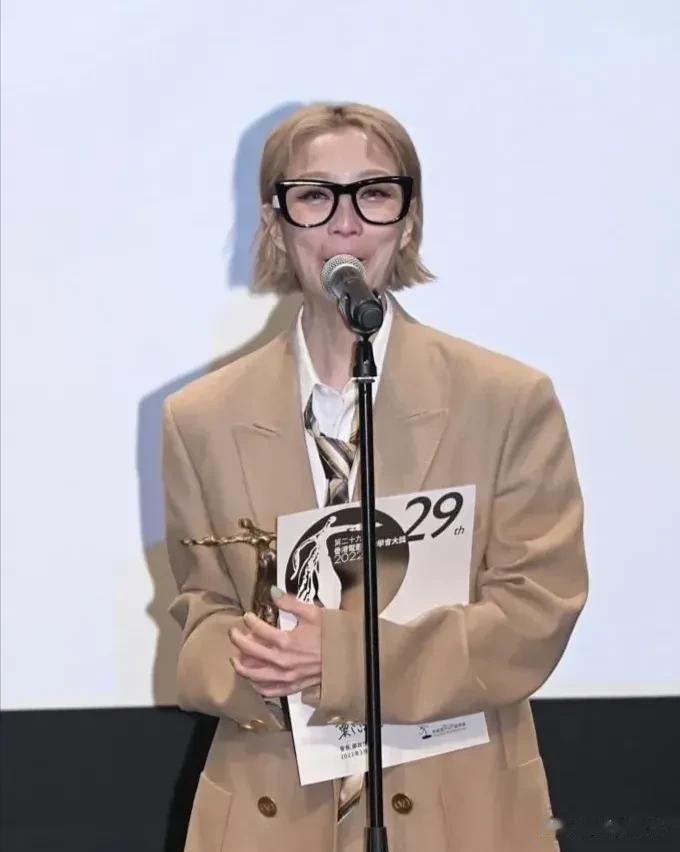 郑秀文怎么变得这么瘦了啊，知道郑秀文平时喜欢健身，她平时也常常有晒她健身的照片，