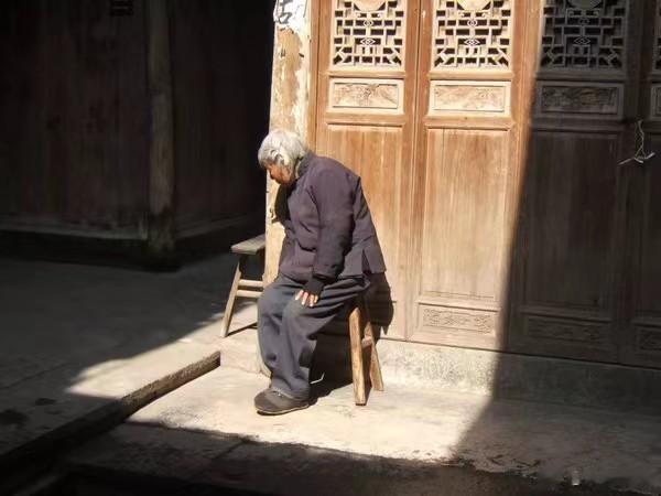 向老天爷借阳气——晒太阳老王果