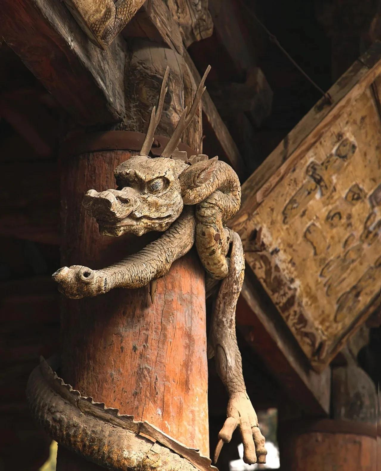 山西太原晋祠圣母殿--保存最完好最古老的木雕盘龙在晋祠。