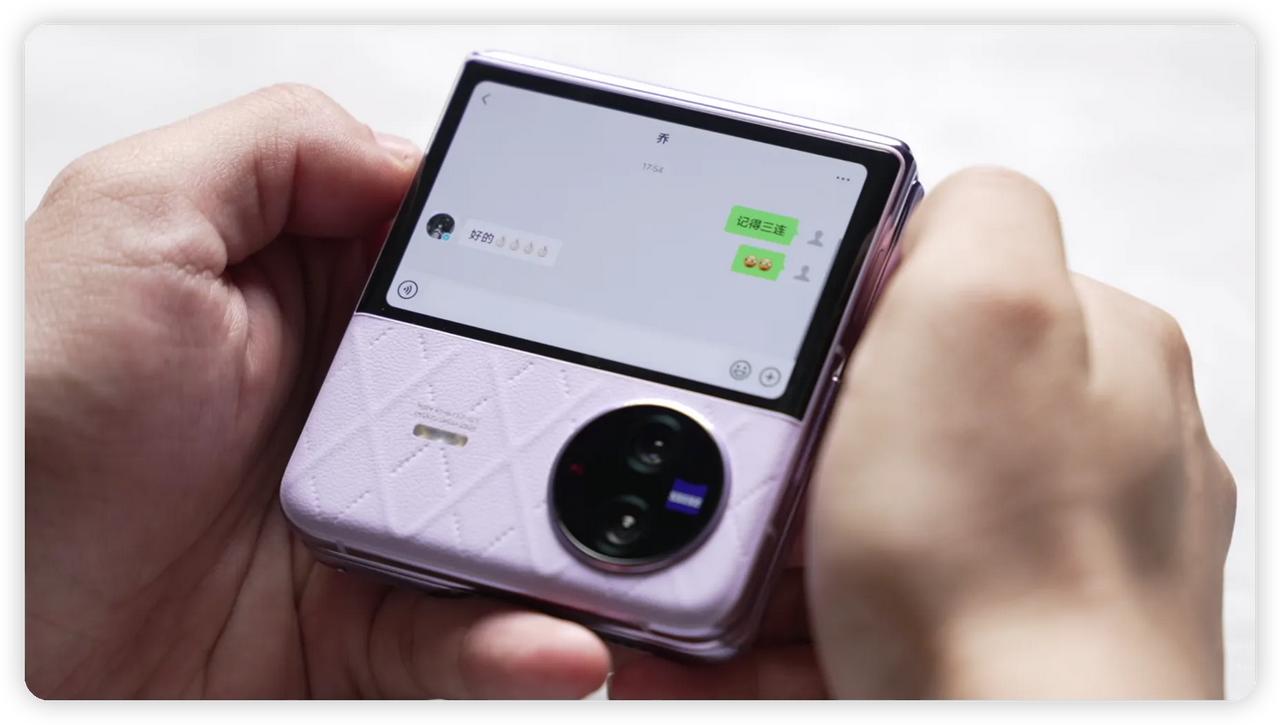 【最拿捏女人折叠屏发布】
vivo最近发布了一款vivo X Flip
可能对男