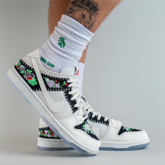 慈善基金系列SB Dunk Low Decon「N7」，精美的刺绣很夺人眼球