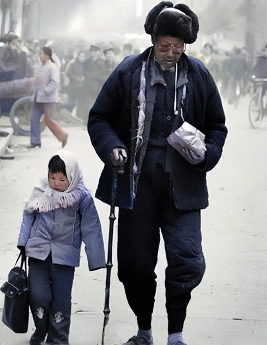 #历史那些事[超话]#1996年，临近春节，爷孙俩匆匆步行回家。农村集市离家不远