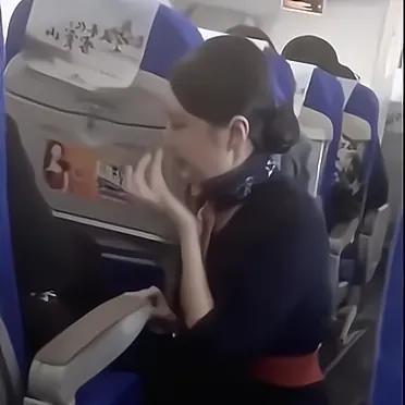 某航空公司的空姐不小心把饮料洒在了乘客身上，乘客咄咄逼人甚至要让空姐舔干净，过分