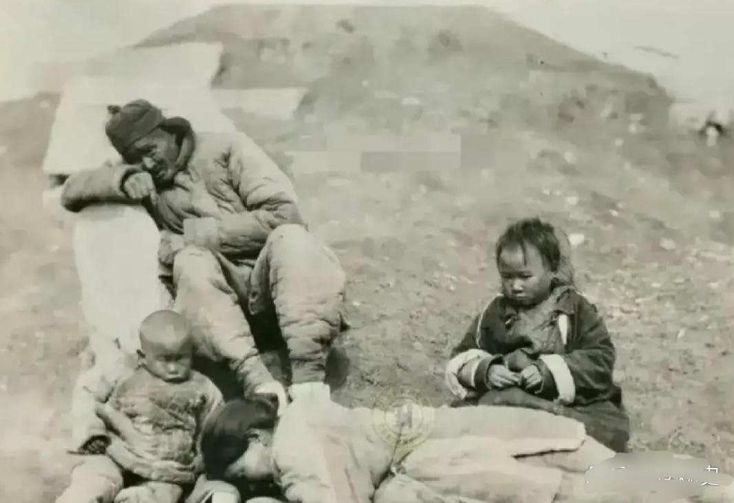 #历史那些事[超话]#这是民国初年苦难人民的悲剧画面！照片拍摄于民国初年。一对中