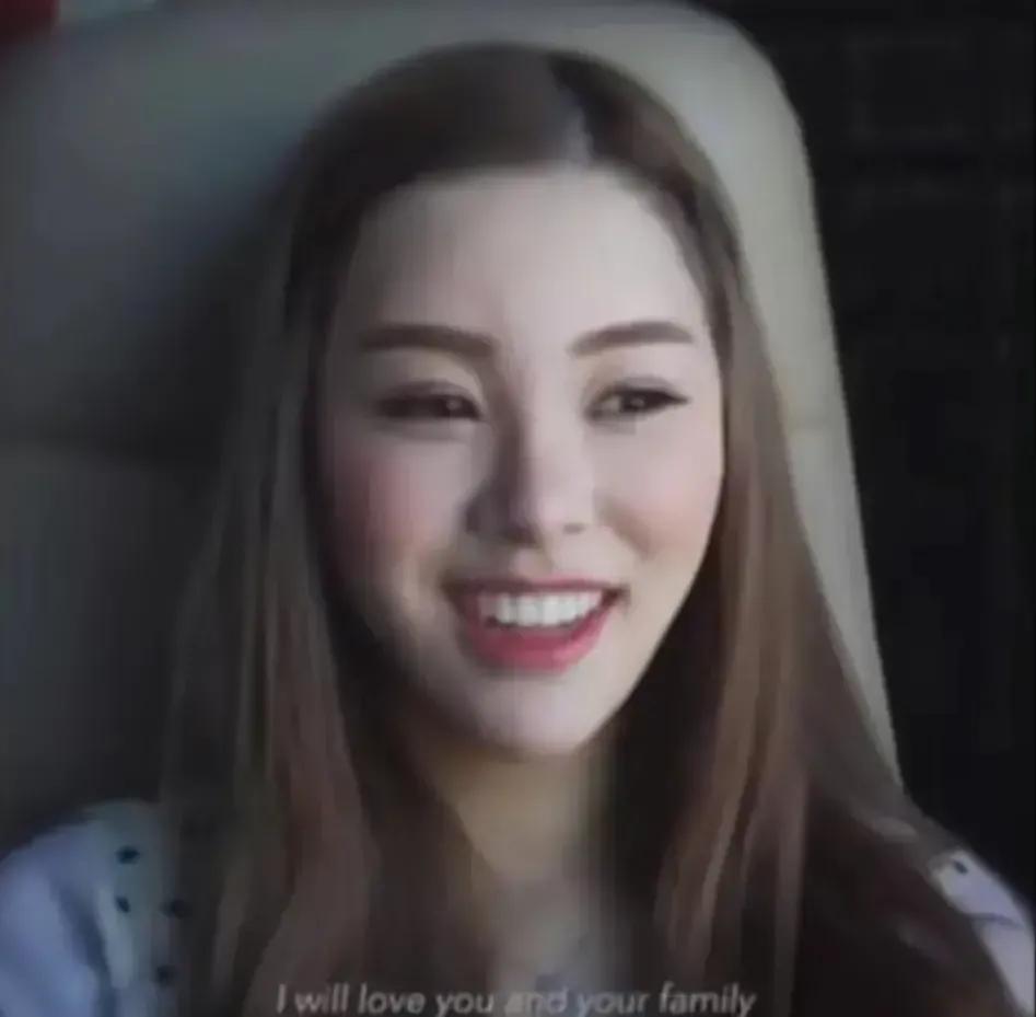 蔡天凤没整容之前好漂亮，灵气逼人的模样，整完以后连笑都笑不出来，脸僵又苦瓜脸，好