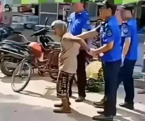 说实话，当第一次看到下面这个画面的时候，我被震撼到了，内心里非常难受，一直在问为