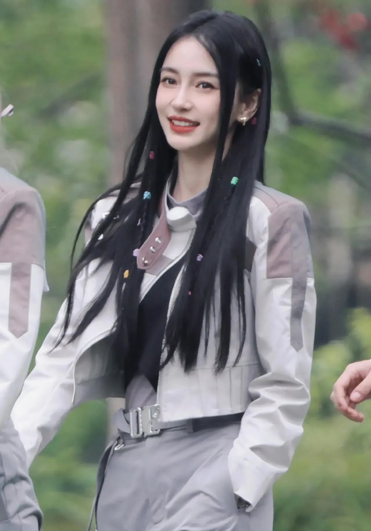 杨颖综艺节目录制路透，穿灰色工装服好好看啊，扎彩色编发造型青春洋溢，阳光时尚。
