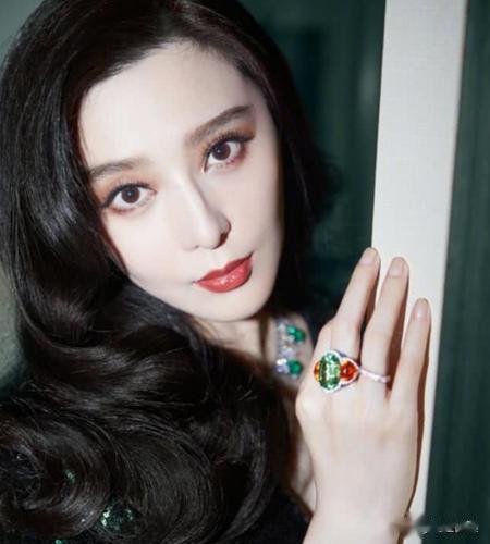 娱乐圈“令人心动”的姐姐，秦岚美艳无双，最后一个难以置信！
小伙伴们，大家好！今
