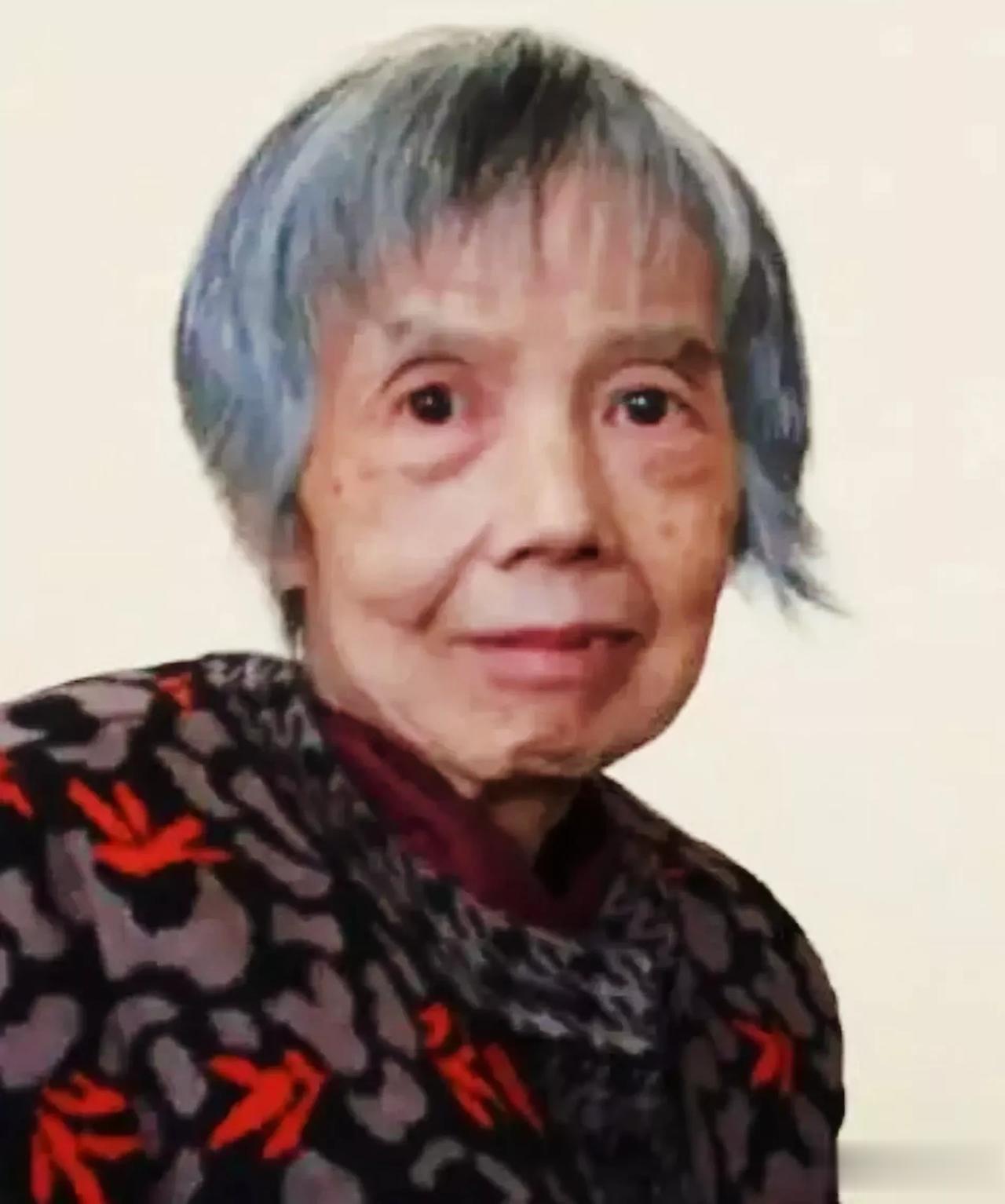 猛一看，就是一位普普通通的老奶奶，细了解，竟是美国最畏惧的中国人之一。

她衣着