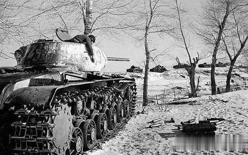 1943年沃罗涅日地区，一辆被击瘫的苏联KV-1S重型坦克，它的车长没能逃出来。