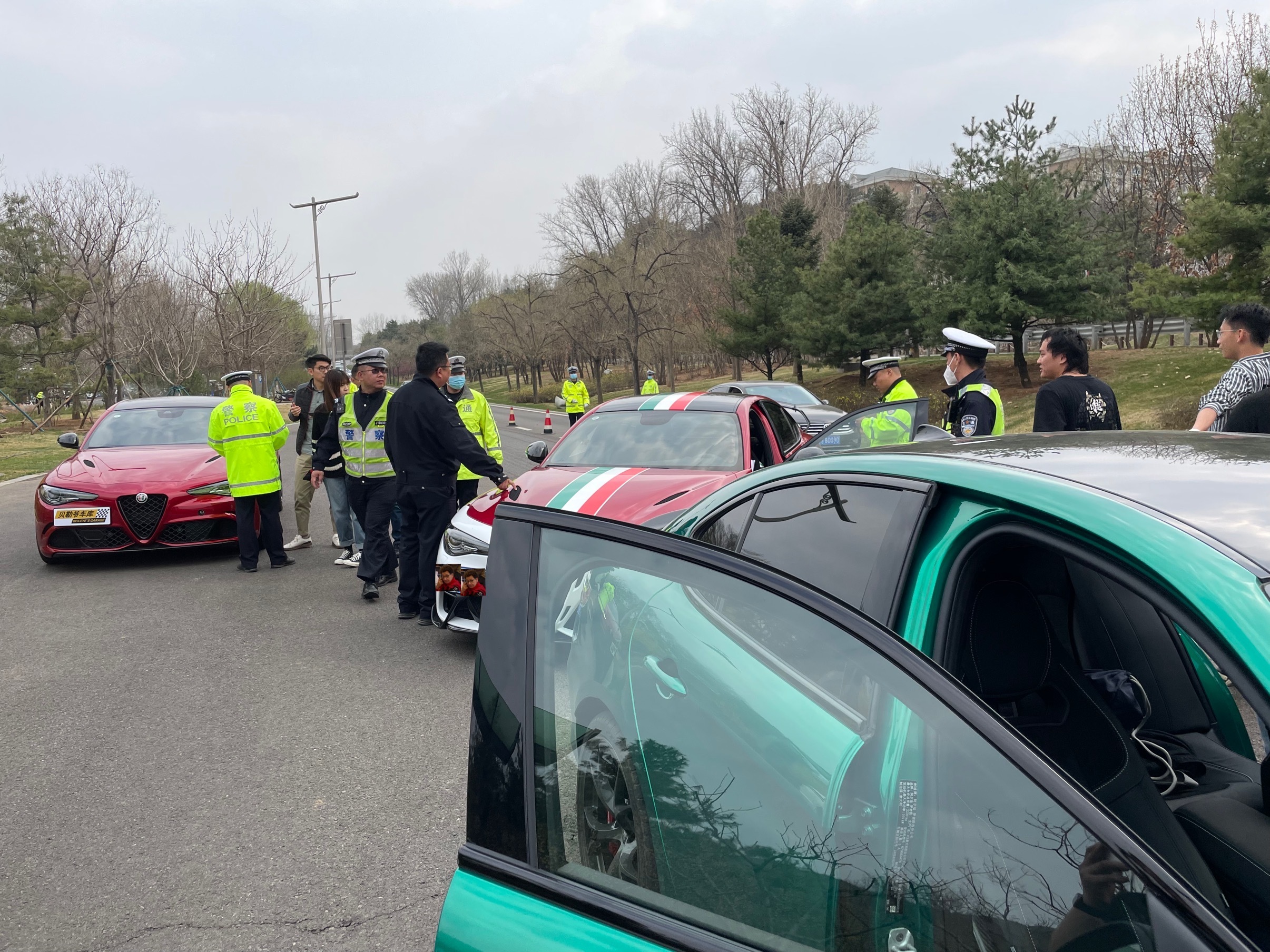 终于被警察叔叔查了！是个很专业的警察，他说你这天蝎排气是原厂的我信，但我需要4s