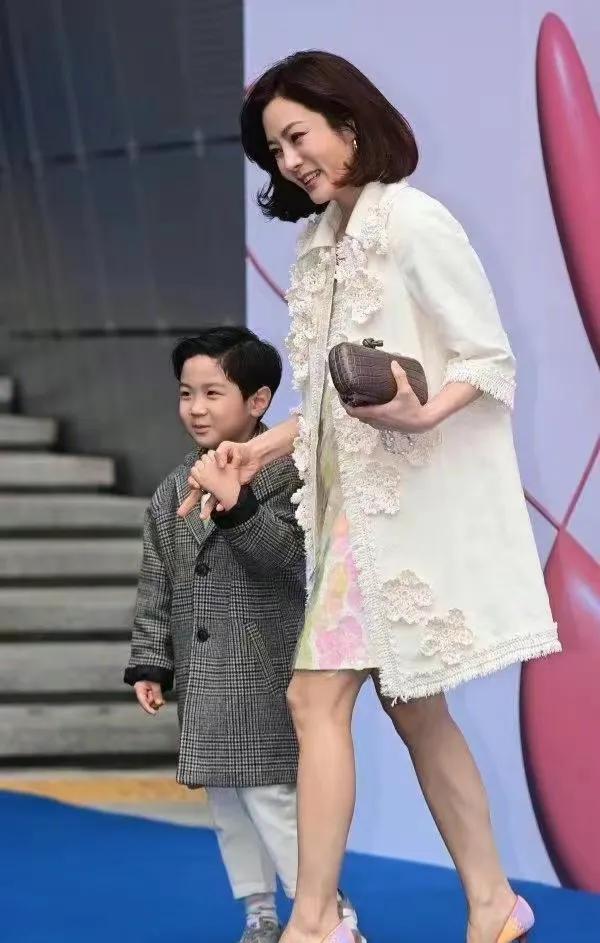 韩国女演员蔡琳携中韩混血儿子参加首尔时装周活动，真是妈妈美丽儿子帅气，母子二人刚