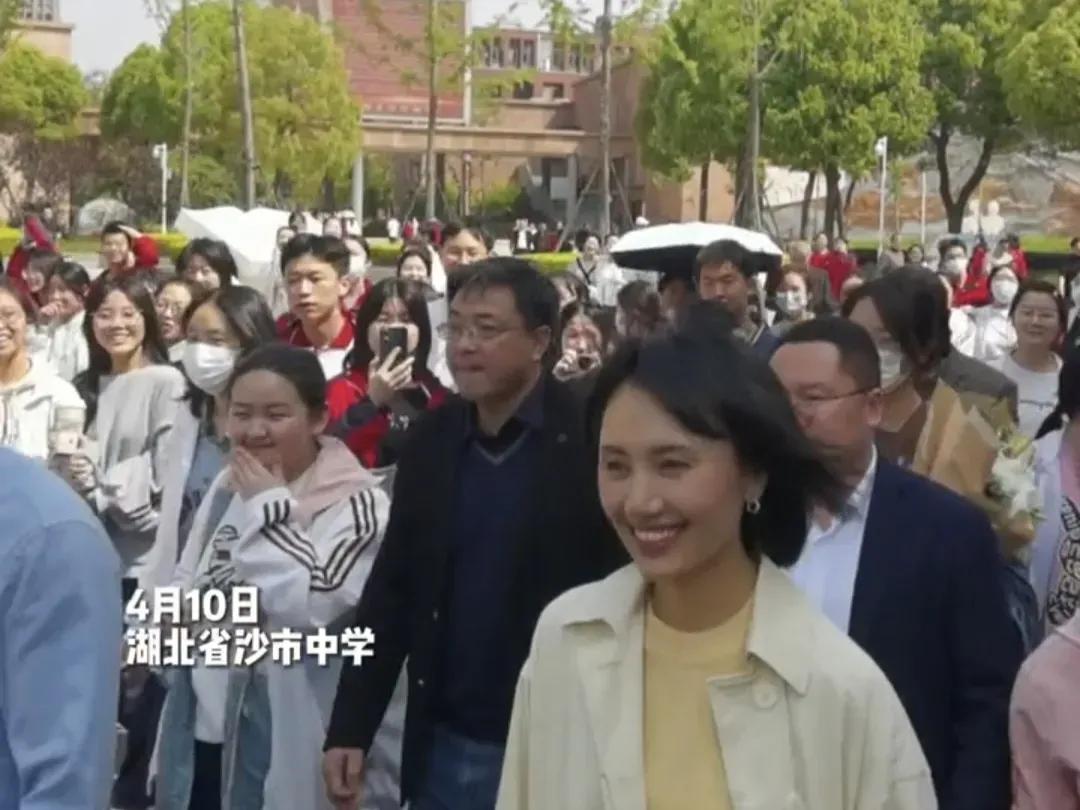 袁泉icon现身湖北探望母校，太受欢迎， 学生们都争先恐后的想看看从这学校走出去