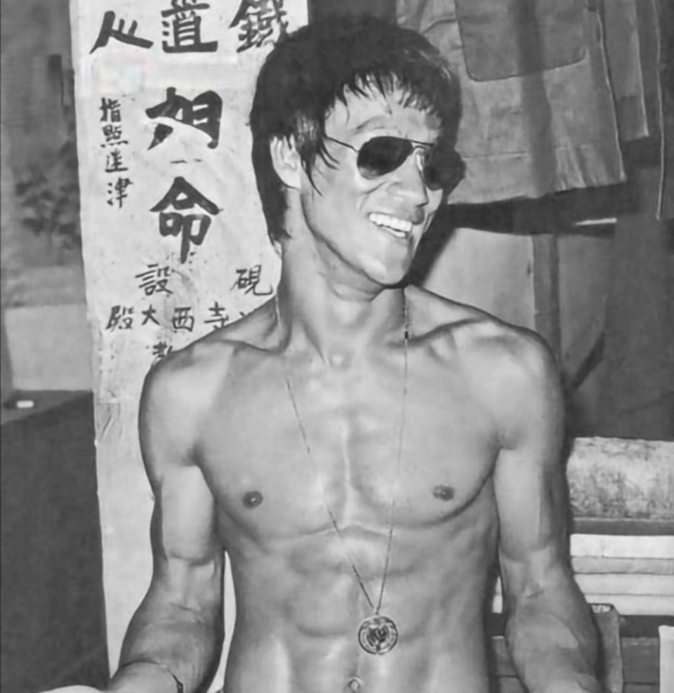 #历史那些事[超话]#1962年的美国。上世纪，21岁的李小龙在西雅图开了一家武