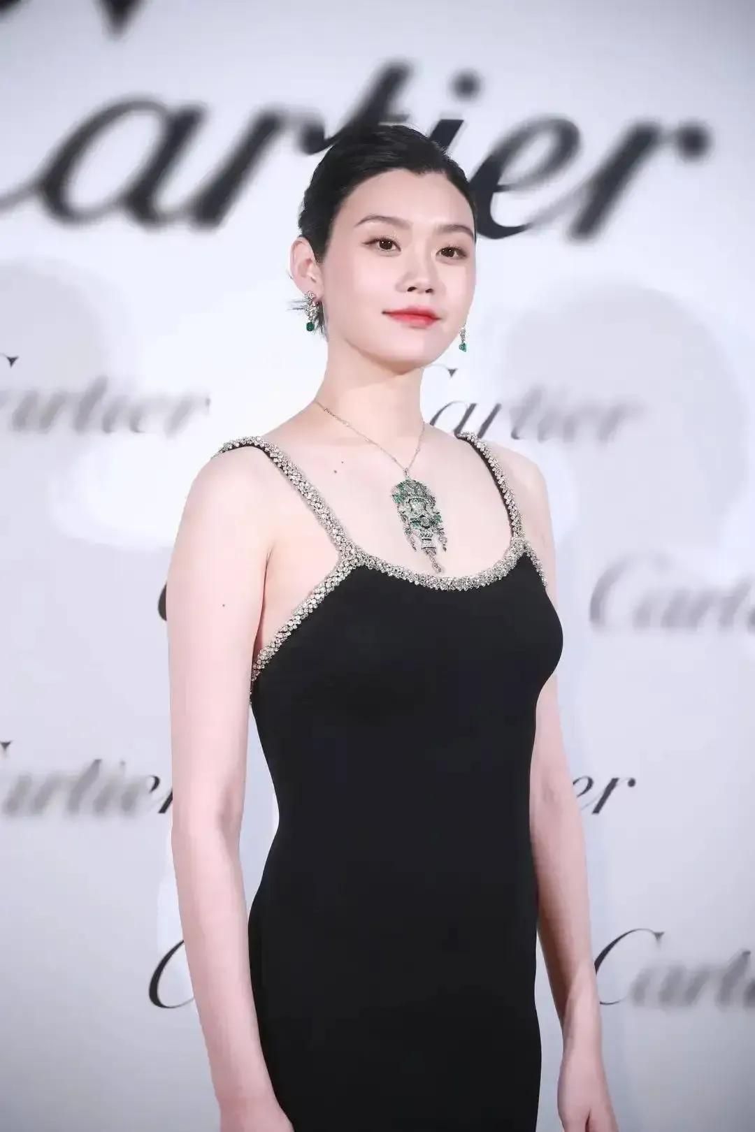 前两年，怀孕的奚梦瑶参加活动时的情景，身形圆润，除了孕肚凸起外，身材还是那么好，