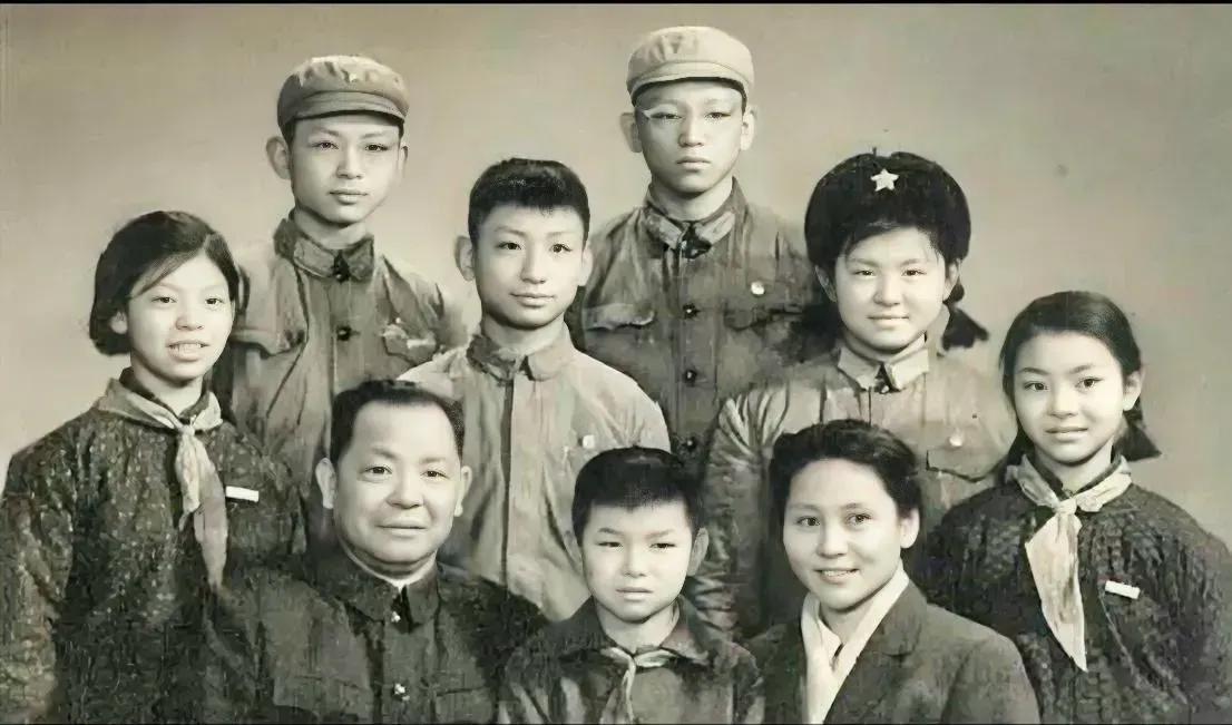 1962年，一名部队首长一家九口人的全家福，这一家人颜值都很高，其乐融融的家庭氛
