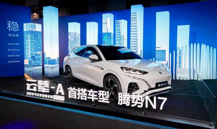 之前讲了比亚迪云辇-C智能阻尼车身控制系统，通过毫秒级阻尼无极自适应调节，可实现
