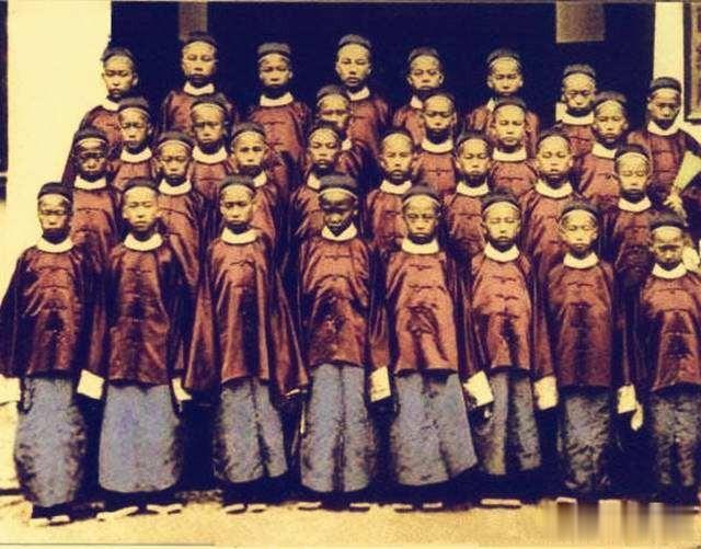 幼童赴美留学
1870年，曾国藩采纳了容闳的建议，选拔120名少年赴美留学，曾国