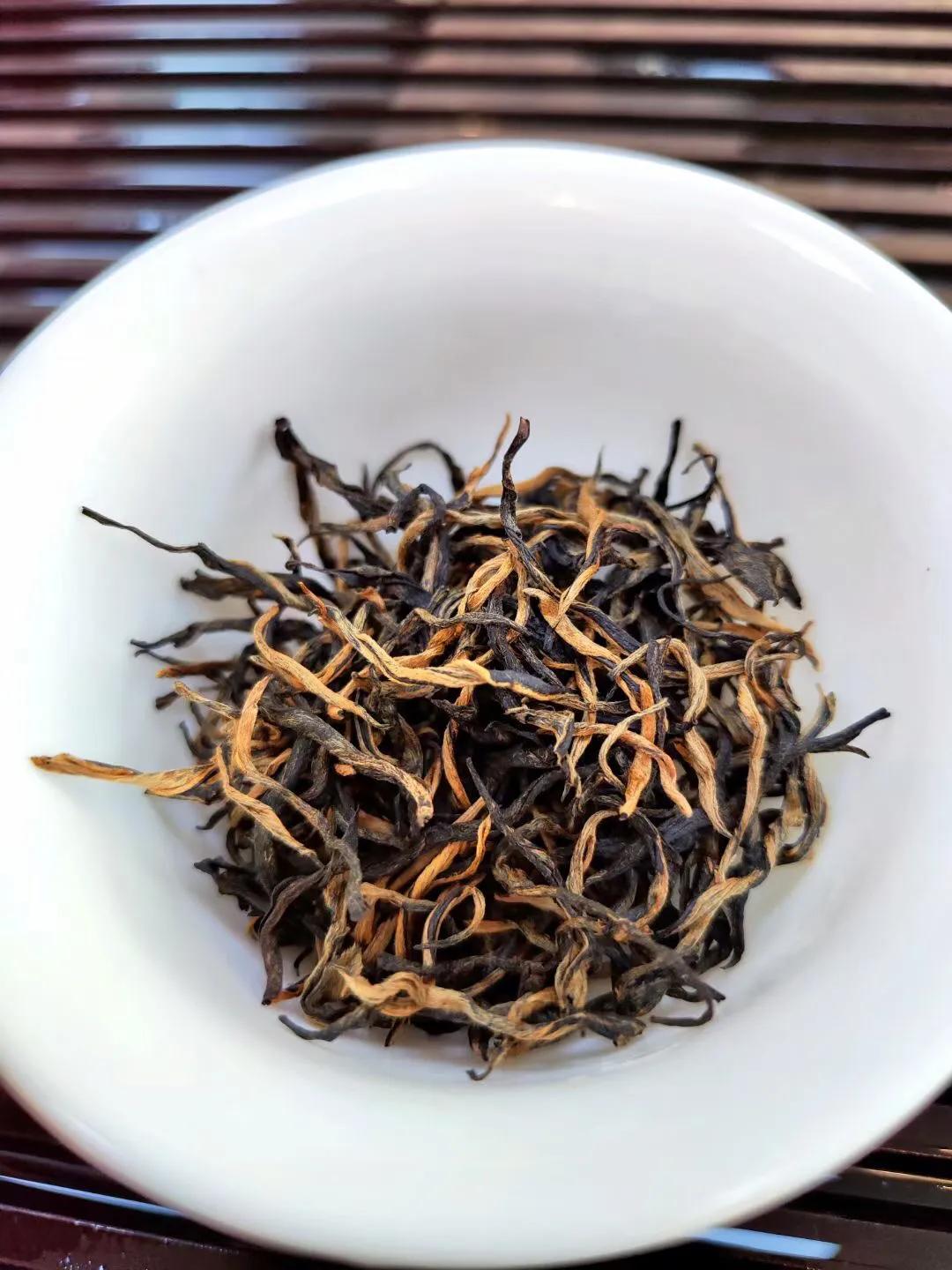 今年春茶雨水偏少，天气爽朗，茶叶香气高爽，量少质优，2023明前头采首批特级金毛