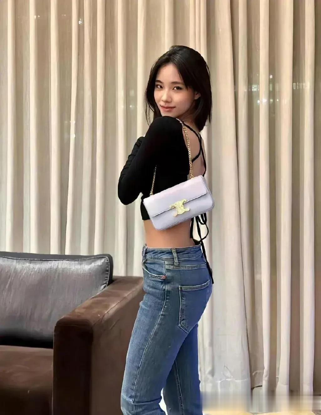 著名大明星小S能够那么幸福，完全离不开老公和女儿的关心，可以看到小S和二女儿的关