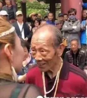 水上公园“迈克尔.杰克张”大爷，凭借一己之力让水上公园长廊区域，成为禁止唱戏、禁