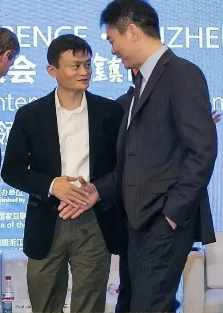 昔日刘强东与马云同台的照片，能在马云面前表现得这么淡定，这么云淡风轻的人，我想国